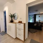Saujana House - Peaceful Borderside Retreat 아파트 *