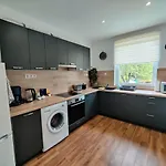 Saujana House - Peaceful Borderside Retreat 아파트 *