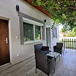 Saujana House - Peaceful Borderside Retreat 아파트 *