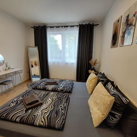 Daire Saujana House - Peaceful Borderside Retreat
