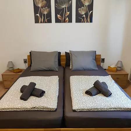 Daire Saujana House - Peaceful Borderside Retreat